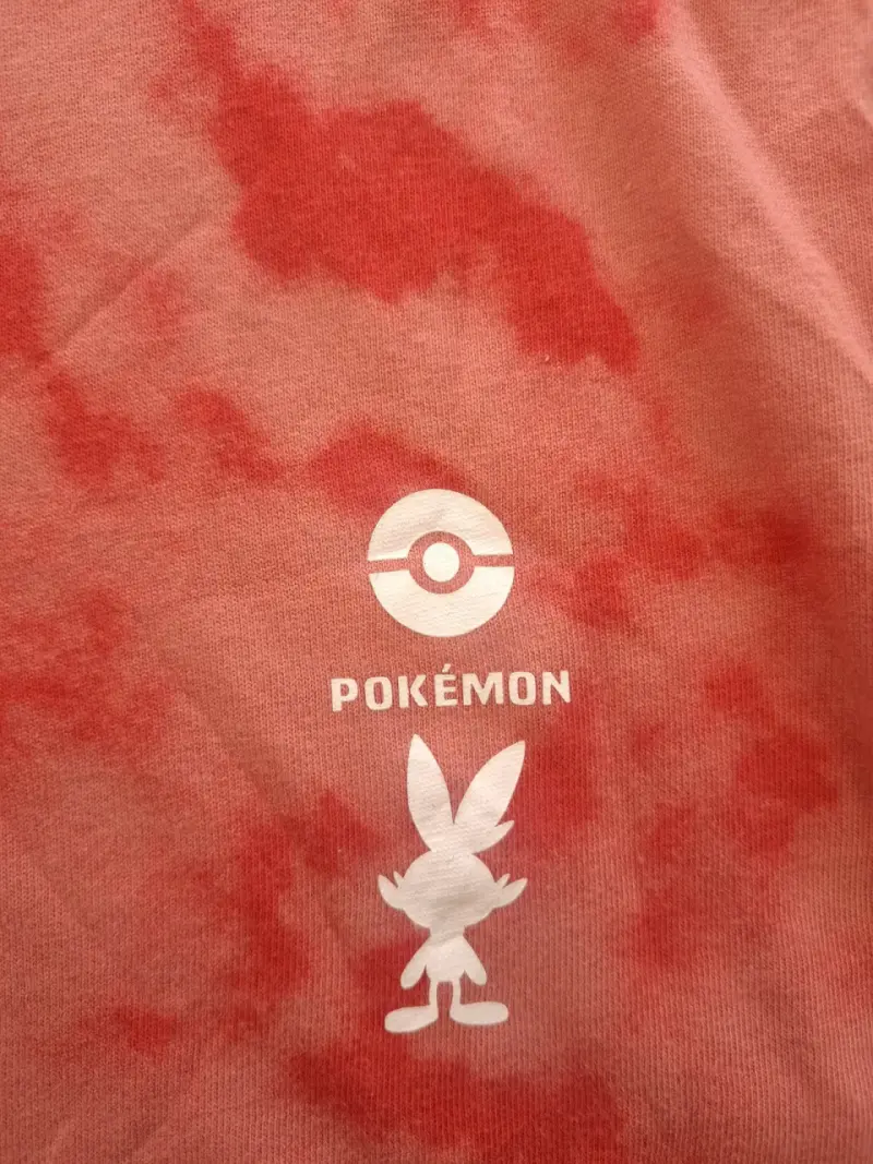 Polera Pokémon tie-dye roja con diseño - 4