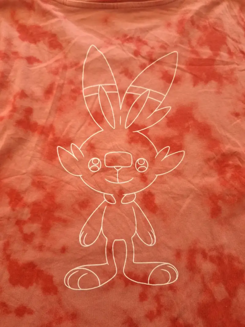 Polera Pokémon tie-dye roja con diseño - 5