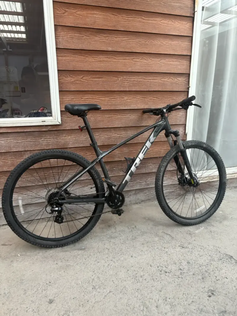 Bicicleta de montaña Trek gris con suspensión