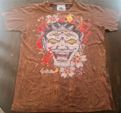 Polera marrón con diseño de demonio y flores - miniatura 1