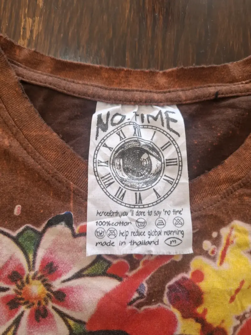 Polera marrón con diseño de demonio y flores - 3