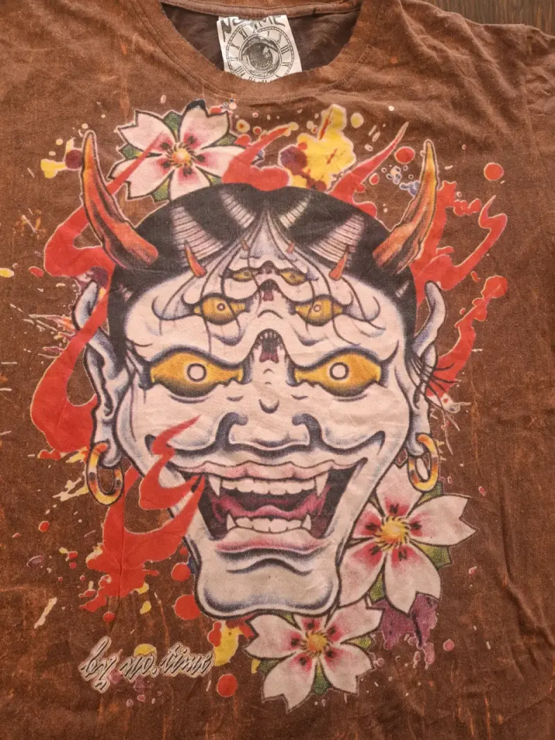 Polera marrón con diseño de demonio y flores - 4