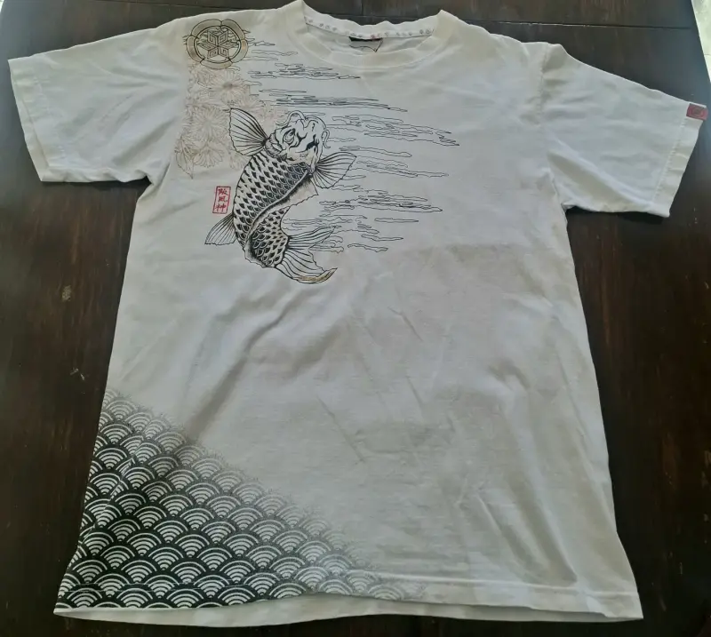 Polera blanca con diseño de pez koi - 1