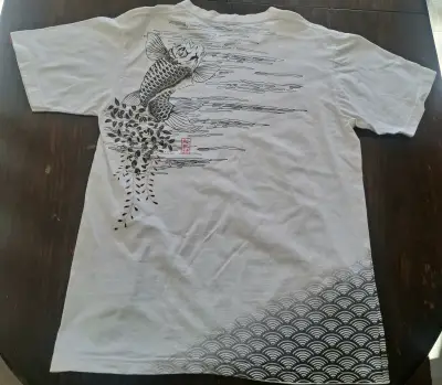 Polera blanca con diseño de pez koi - miniatura 2