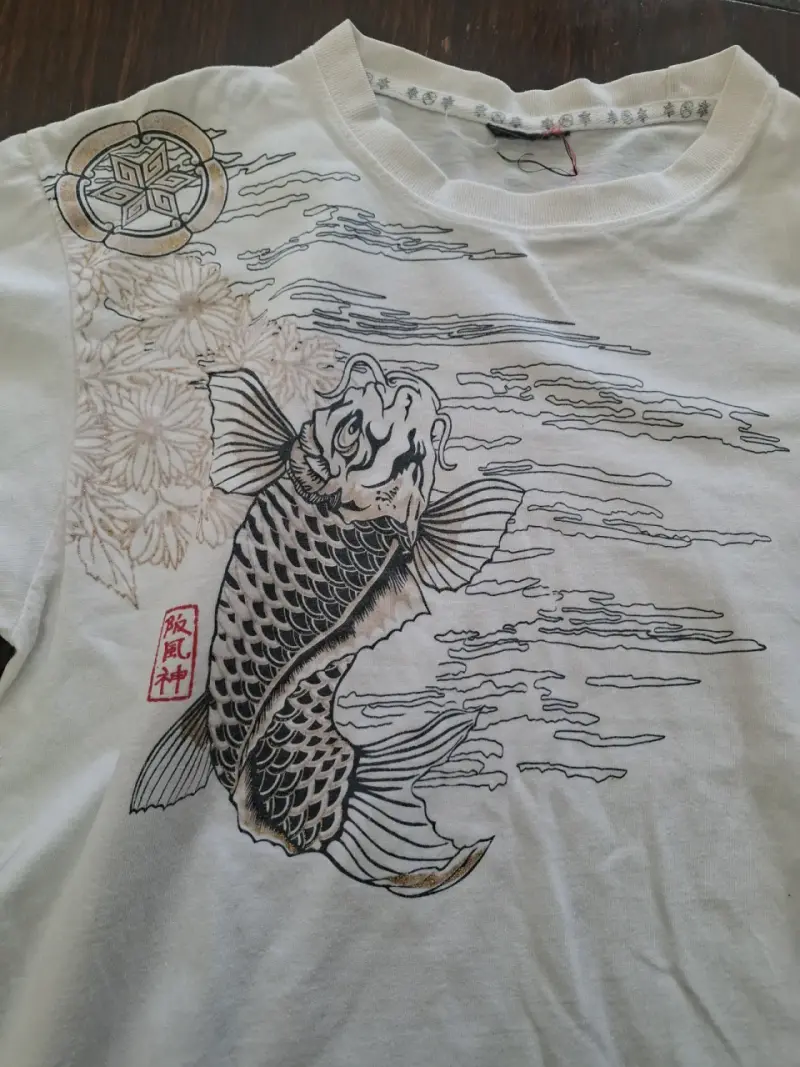 Polera blanca con diseño de pez koi - 3