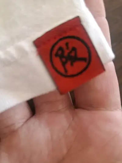 Polera blanca con diseño de pez koi - miniatura 4