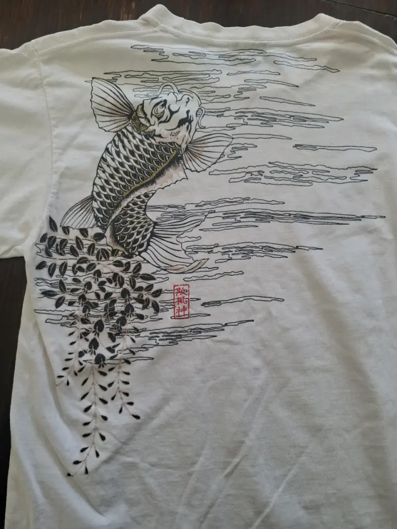 Polera blanca con diseño de pez koi - 5