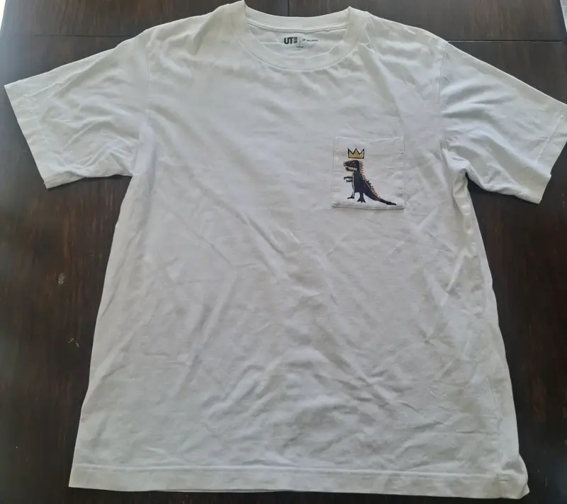 Polera blanca con diseño de dinosaurio Basquiat - 1