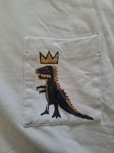 Polera blanca con diseño de dinosaurio Basquiat - miniatura 4