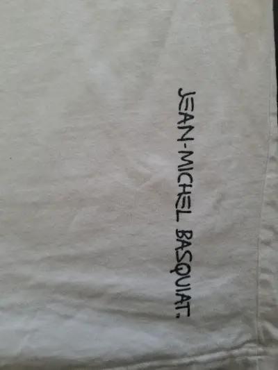 Polera blanca con diseño de dinosaurio Basquiat - miniatura 5