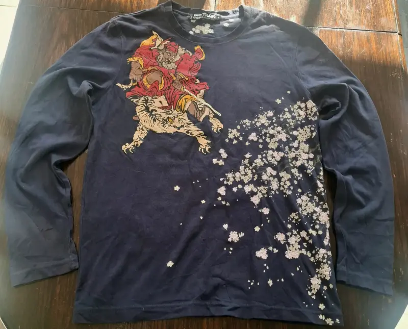 Polera manga larga Big Train con diseño oriental - 1