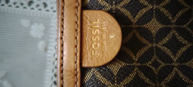 Bolso tote Fossil marrón con diseño geométrico - 4