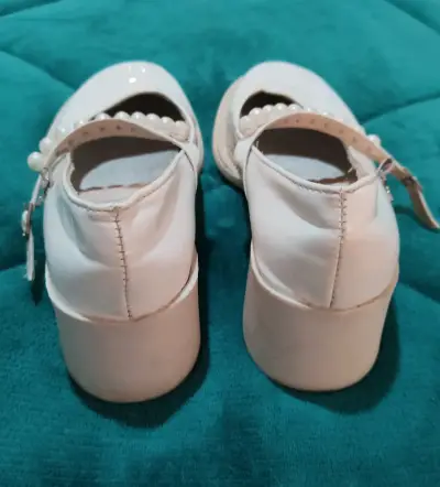 Zapatos Mary Jane blancos con perlas - miniatura 3