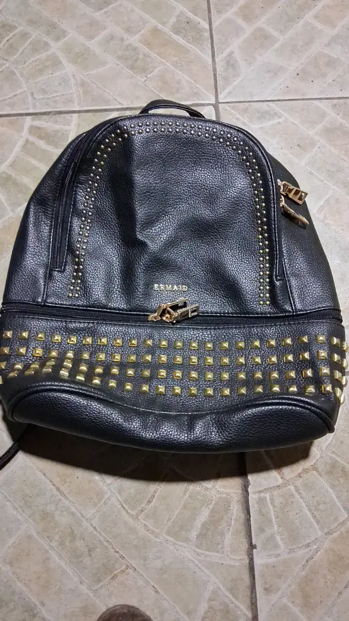 Mochila negra con tachas doradas Ermaid - 1