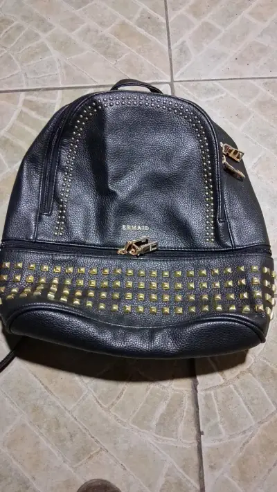 Mochila negra con tachas doradas Ermaid - miniatura 1