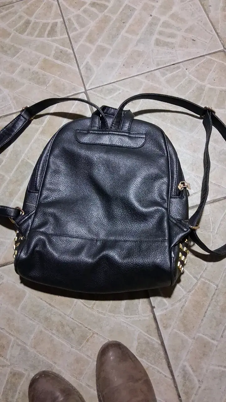 Mochila negra con tachas doradas Ermaid - 2
