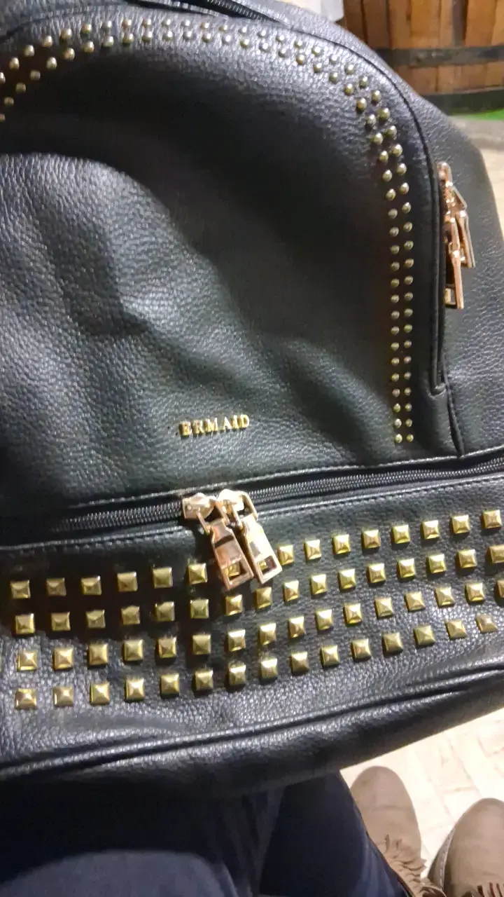 Mochila negra con tachas doradas Ermaid - 3