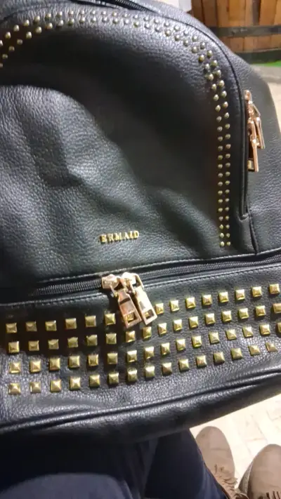 Mochila negra con tachas doradas Ermaid - miniatura 3
