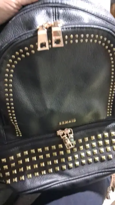 Mochila negra con tachas doradas Ermaid - miniatura 4