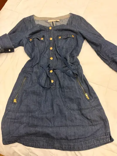 Vestido de mezclilla DKNY Jeans con botones dorados - miniatura 1