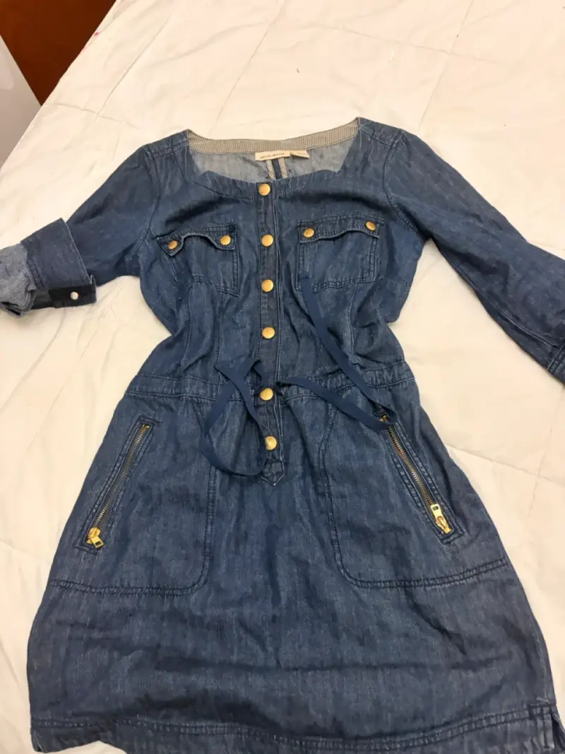 Vestido de mezclilla DKNY Jeans con botones dorados - 2