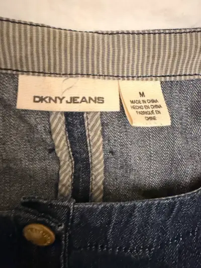 Vestido de mezclilla DKNY Jeans con botones dorados - miniatura 3
