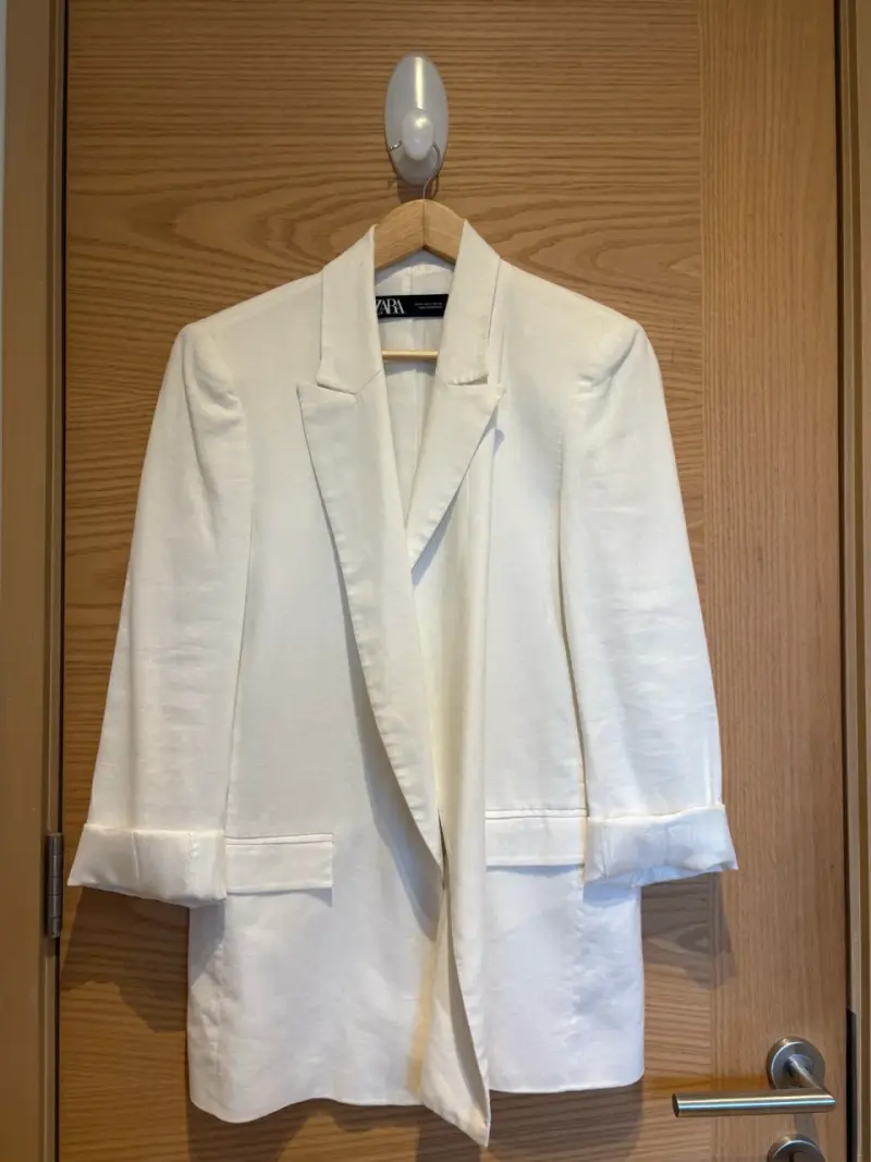 Blazer blanco elegante para mujer Zara