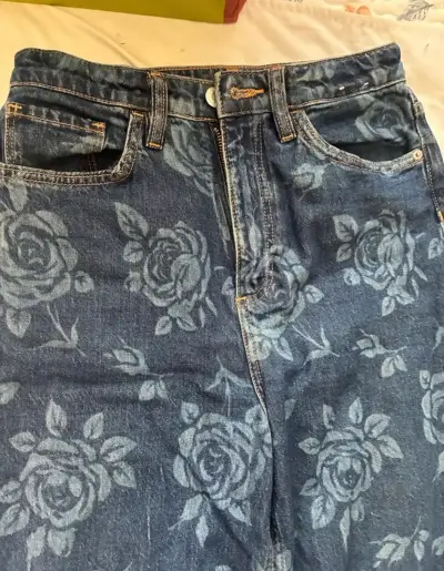 Jeans de Mujer o niña con Estampado de Rosas - miniatura 1