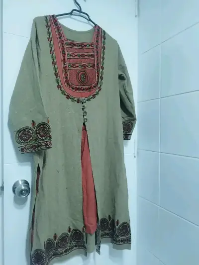 Vestido étnico bordado en tonos tierra - miniatura 1