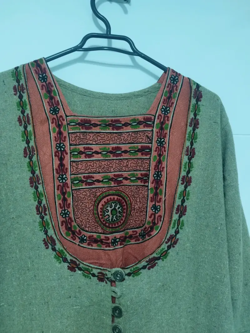 Vestido étnico bordado en tonos tierra - 2