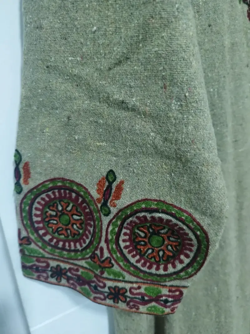 Vestido étnico bordado en tonos tierra - 3