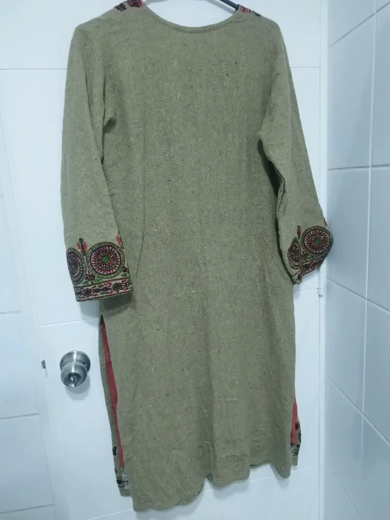 Vestido étnico bordado en tonos tierra - 4