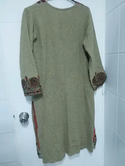 Vestido étnico bordado en tonos tierra - miniatura 4