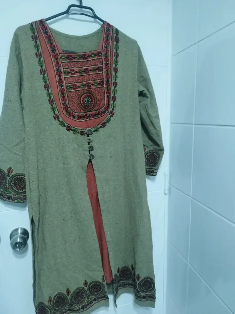 Vestido étnico bordado en tonos tierra - 5
