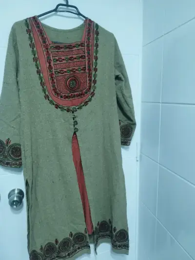 Vestido étnico bordado en tonos tierra - miniatura 5