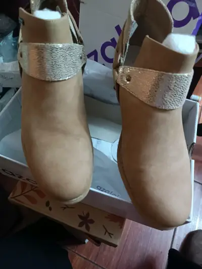 Botines de cuero beige con hebilla metálica - miniatura 1