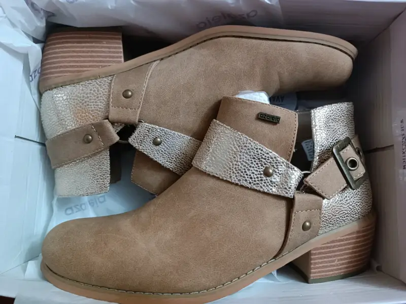 Botines de cuero beige con hebilla metálica - 3