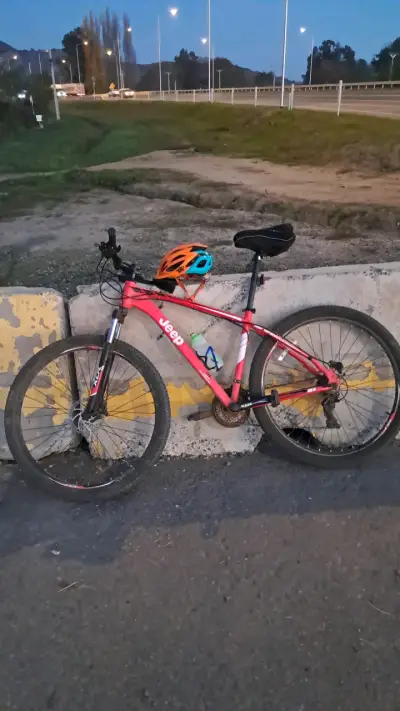 Bicicleta Jeep MTB roja con suspensión - miniatura 1