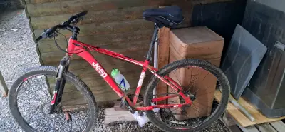 Bicicleta Jeep MTB roja con suspensión - miniatura 2