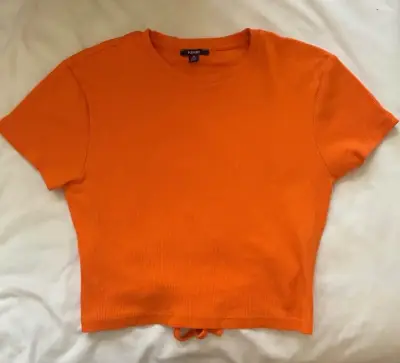 Polera corta naranja con lazo trasero - miniatura 1