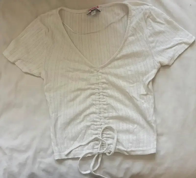 Polera blanca con fruncido y lazo