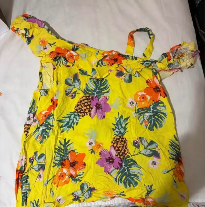Blusa amarilla con estampado floral tropical