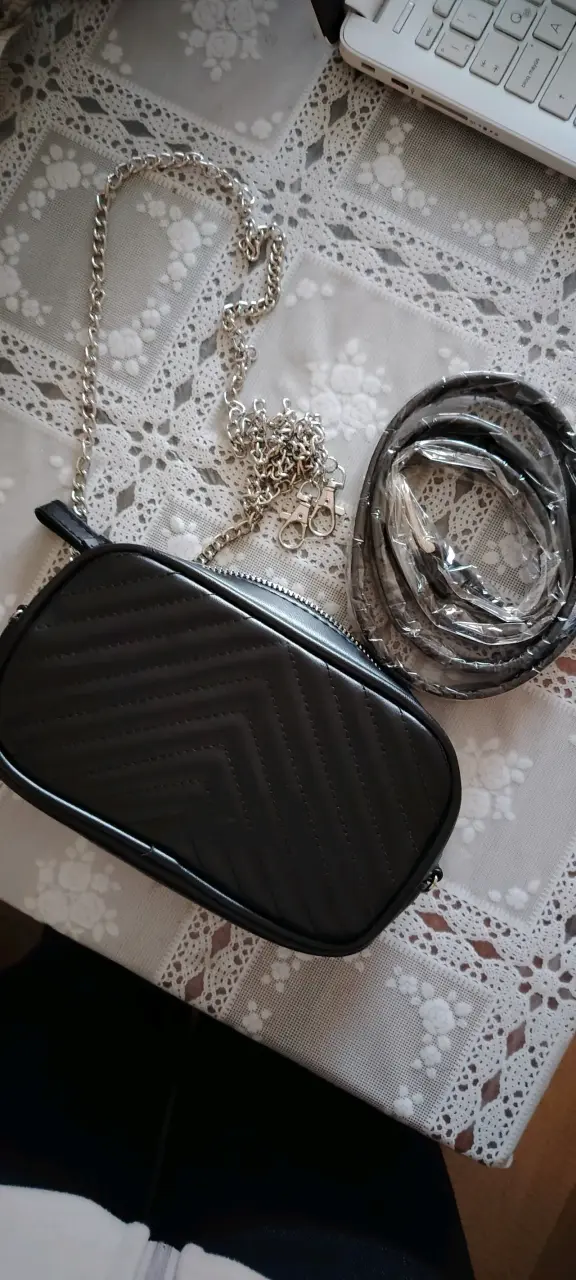 Cartera /riñonera negra con correa de cadena - 1