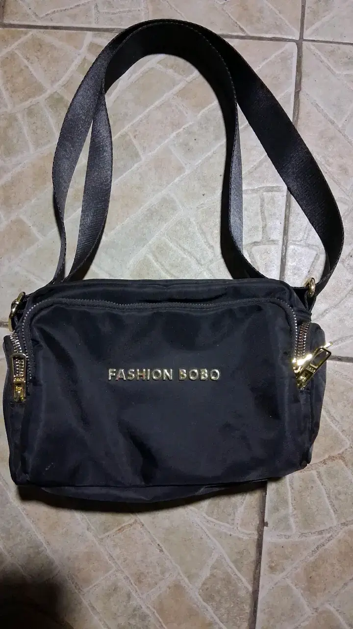 Bolso bandolera negro Fashion Bobo con cierres dorados - 1