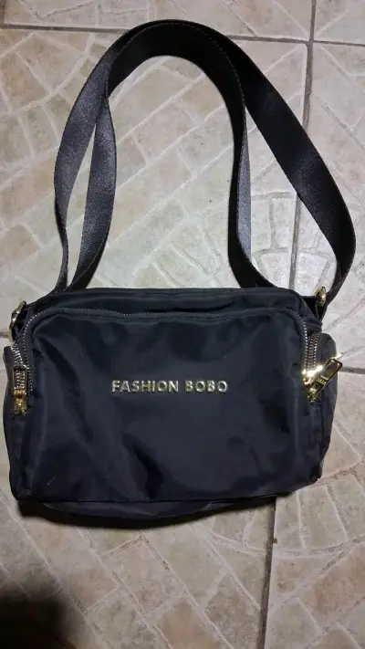 Bolso bandolera negro Fashion Bobo con cierres dorados - miniatura 1
