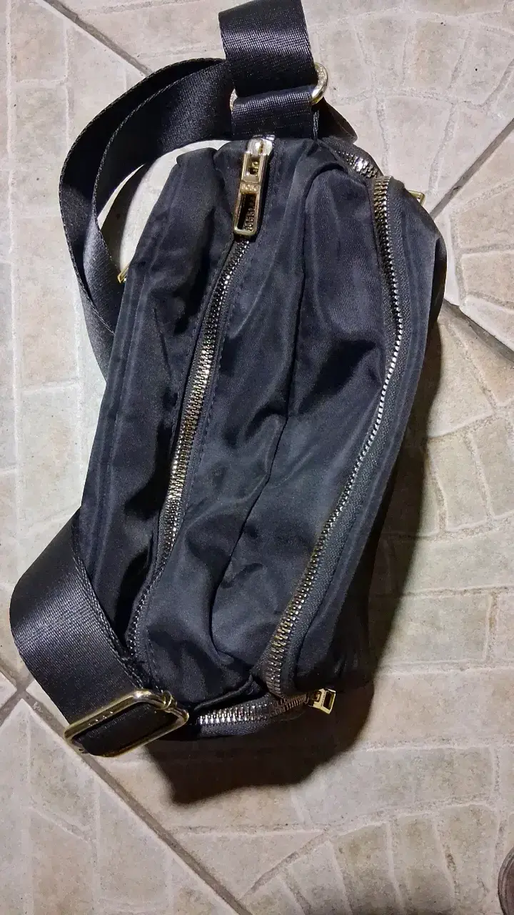 Bolso bandolera negro Fashion Bobo con cierres dorados - 2