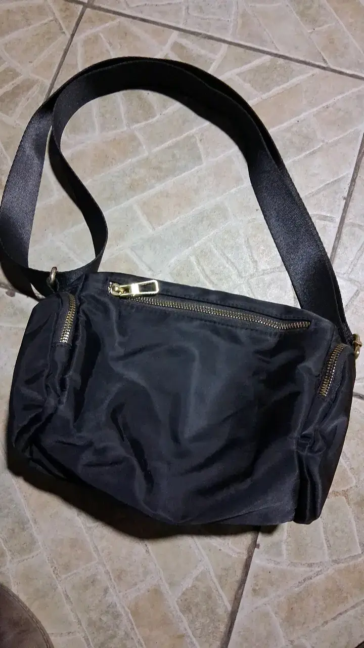 Bolso bandolera negro Fashion Bobo con cierres dorados - 3