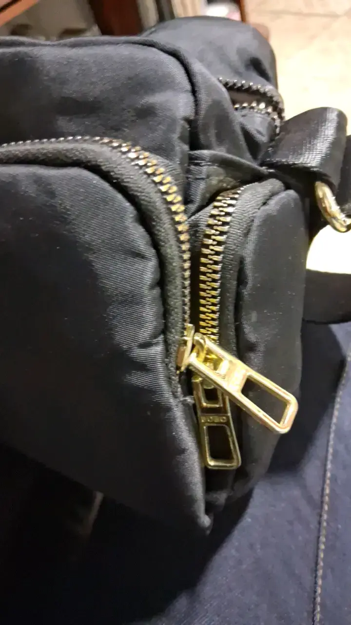 Bolso bandolera negro Fashion Bobo con cierres dorados - 5