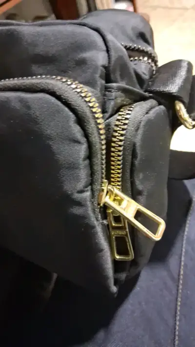 Bolso bandolera negro Fashion Bobo con cierres dorados - miniatura 5