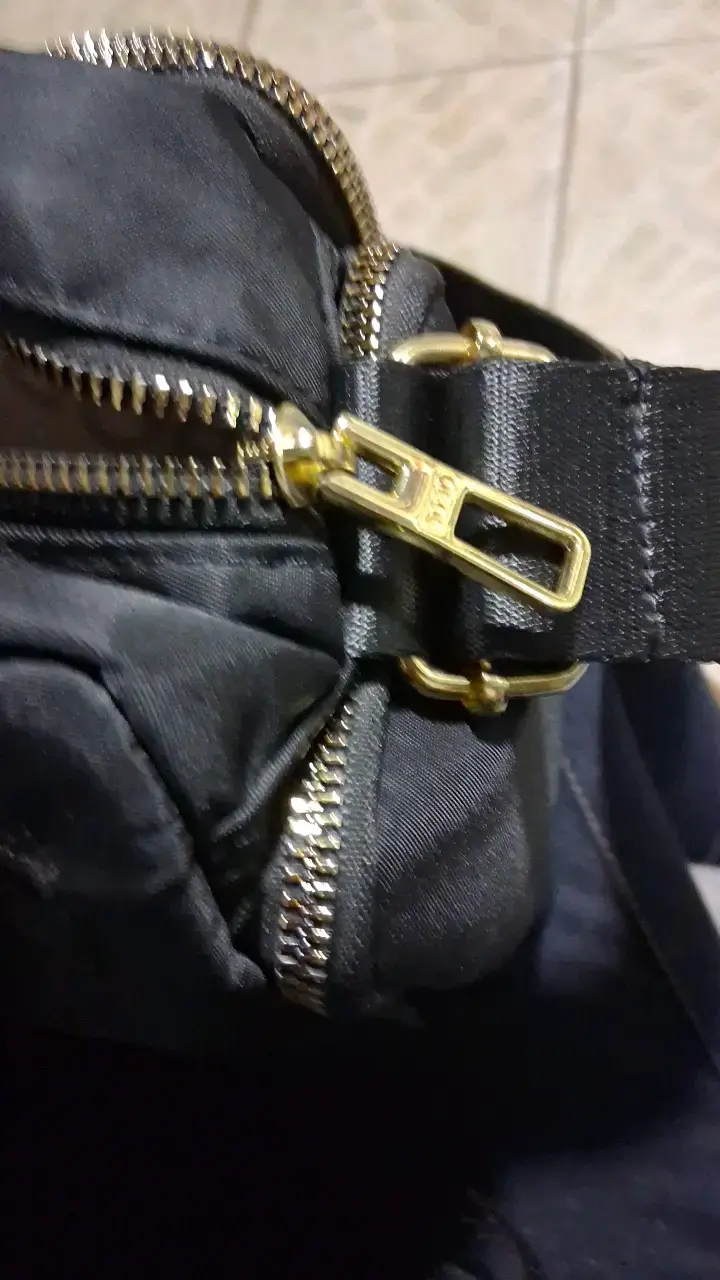 Bolso bandolera negro Fashion Bobo con cierres dorados - 6